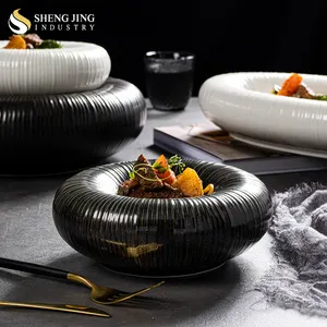 Shengjing Nouveau Design Double Mat Noir Blanc Vaisselle de Restaurant Plateau de Service Rond en Céramique Traiteur Plats et Assiettes en Porcelaine