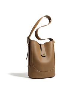 Sac fourre-tout tendance en cuir véritable imperméable avec fermeture éclair, design de niche, doublure en polyester, toutes saisons – Stock usine - Product Image 1