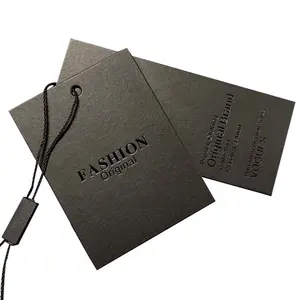Cartellini personalizzati di lusso in rilievo etichette per indumenti in cartone nero etichette per abbigliamento