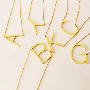 Collar con Inicial de Gran Tamaño Chapado en Oro para Mujer, Eslabón Lateral Personalizado con Alfabeto Grande de Acero Inoxidable A LA Moda - Product Image 5