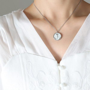 Venta al por mayor de acero inoxidable 18K chapado en oro estilo Vintage esmalte blanco rosa flor colgante collar para mujer regalo - Product Image 5