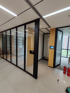 Cloison de bureau insonorisée coulissante sur rail suspendu moderne - Cloison en verre amovible à cadre en aluminium pour salles de réunion - Product Image 5