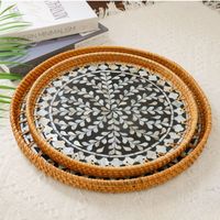 Sous-verre en rotin et coquillages naturels faits à la main ; Plateaux de service et de rangement pour fruits en rotin ; Plateau de présentation en coquillages pour le salon