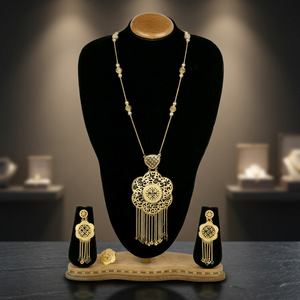 Formant des bijoux longs avec des pendentifs, des bijoux plaqués or vintage, des bijoux de luxe, des bijoux traditionnels, des bijoux en laiton plaqué or. - Product Image 4