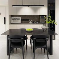 Ensemble table et chaises de salle à manger rectangulaire moderne et minimaliste, couleur crème et noir pur, style luxe léger, mobilier compact pour la maison