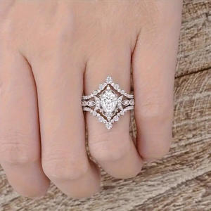 Anello di Fidanzamento A177 per Donna in Oro Bianco con Diamante Taglio Pera Naturale Colore D e Pietre Laterali Design Elegante - Product Image 6