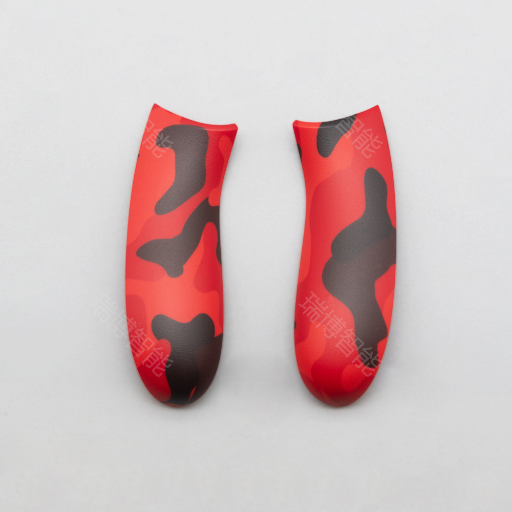 Empuñadura roja de camuflaje.