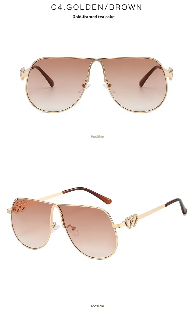 Feuilles de thé dégradées sur cadre doré.