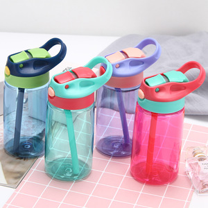 2023 New Wholesale Auslaufs ichere Kinder Sippy Cup Wasser flasche mit Stroh Tragbare Sport Outdoor Kunststoff Kinder Wasser flasche