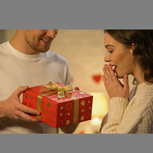 C&H Paquete de Regalo Premium con Accesorios Románticos para el Día de San Valentín, con Vaporizador para Ducha, Diario y Regalos de Amor - Product Image 5