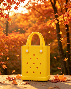 Bolso de mano ligero de EVA con dijes aleatorios, mini bolso tote impermeable con cierre abierto, bolso portátil para salir, bolso de malla Y2K duradero - Product Image 3