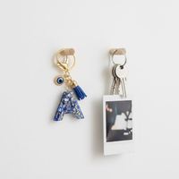 Porte-clés en résine bleue œil de diable avec pompon pour femmes, légers et créatifs, 26 lettres initiales anglaises, cadeaux d'affaires en gros