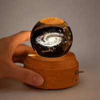 Lámpara de Noche de Bola de Cristal Grabada con Láser 3D, Rotación Automática, LED Cálido, Mecanismo de Relojería Musical, Recargable por USB, Base de Madera de Haya