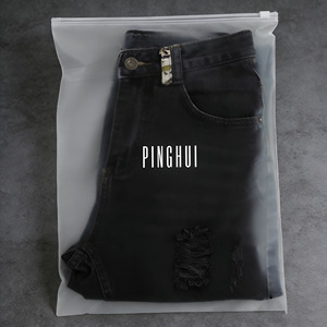 Sacs en plastique refermables de haute qualité avec impression personnalisée pour l'emballage des vêtements - Product Image 3