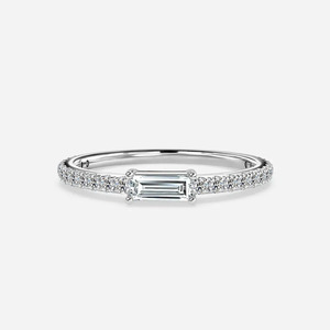 Bague de fiançailles et de mariage pour femme en or blanc 18 carats avec diamant de laboratoire taille émeraude à quatre griffes et bande de diamants émeraude de 0,5 ct - Product Image 2