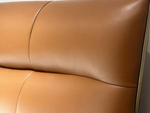 מיטת יוקרה מודרנית אקולוגית בגודל קווין/קינג, מרופדת עור כתום רך עם מסגרת עץ אורן, מיטה נוחה - Product Image 6