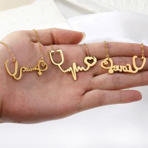 Colliers pendentifs personnalisés en gros, bijoux de mode, plaqués or 18 carats, en acier inoxydable, avec gravure de lettres, pour femmes et hommes - Product Image 1