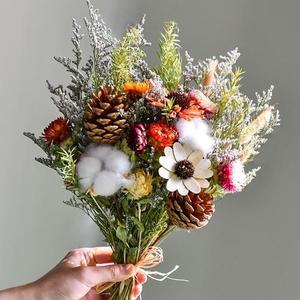 Ramo de Flores Secas Reales <span class=keywords><strong>con</strong></span> Algodón, <span class=keywords><strong>Eucalipto</strong></span>, Margaritas y Piñas para Decoración de Jarrones en Sala de Estar, Dormitorio y Hogar - Product Image 1