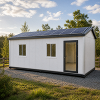 Unité de maison mobile et système de panneaux solaires montés sur le toit pour site isolé hors réseau