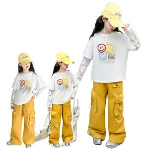 2025 New Kid Cô Gái Của Mùa Xuân Quần Áo Thiết Lập Dễ Thương Ren Nụ Cười Khuôn Mặt Chắp Vá Áo Sơ Mi Trắng + Màu Vàng Quần Vận Chuyển Hàng Hóa 2 Pcs Trang Phục Thiết Lập - Product Image 1