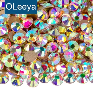 Strass en verre en gros d'usine Oleeya, cristaux non thermocollants à base dorée, paquet en vrac pour coques de téléphone et projets DIY - Product Image 1