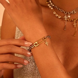 Épinglette en acier inoxydable en forme de croix avec diamants, bracelet en forme de croix pour femme, accessoire de style haut de gamme - Product Image 1