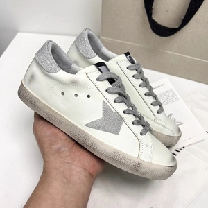 Zapatillas Blancas de Cuero Estilo 2026 - Zapatos Planos Casuales para Mujer, Zapatos con Efecto Desgastado para Hombre, Zapatos con Forma de Estrella, Zapatos para Pareja - Product Image 4