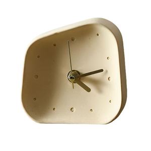 Horloge de bureau silencieuse moderne et minimaliste en grès, à mouvement à seconde intercalaire, à piles, style nordique, pour salon et maison - Product Image 5