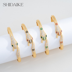 <span class=keywords><strong>Bracelet</strong></span> à breloques de mode pour dames élégantes en laiton zircon plaqué or 18 carats Options personnalisées disponibles-Design serpent Design ouvert en gros - Product Image 2