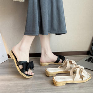 Zapatos de playa de suela blanda, versátiles y a la moda, para usar con pantuflas planas informales para mujer. - Product Image 2