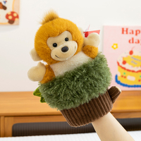 Jouets en peluche animaux mignons dans des jardinières en forme d'arbre: jouets en peluche singe, perroquet, panda rouge et panda