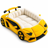 Lit pour chat en forme de voiture de sport en peluche, portable, avec coussin crème, ouverture supérieure, matelassé et confortable pour petits chiens et chats