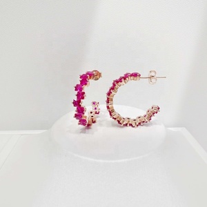Boucles d'oreilles clous en laiton plaqué or 18 carats colorées pour filles, style minimaliste et élégant, en cuivre et zircon cubique, idéales pour les fêtes, prix de gros - Product Image 1