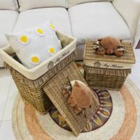 Lot de 4 paniers à linge en saule naturel avec décoration en peluche, sac intérieur lavable et sans danger pour les enfants.