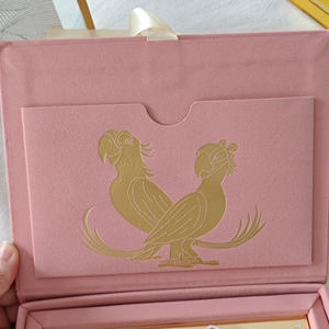 Boîte d'invitation de <span class=keywords><strong>mariage</strong></span> en velours <span class=keywords><strong>rose</strong></span> <span class=keywords><strong>poudré</strong></span> avec option de monogramme personnalisé et invitations en acrylique doré miroir - Product Image 3