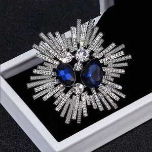 Broche de luxe légère avec strass, <span class=keywords><strong>prix</strong></span> de gros pour la vente directe - Product Image 6
