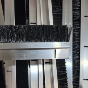 Spazzola <span class=keywords><strong>per</strong></span> porta a <span class=keywords><strong>tapparelle</strong></span> industriale di vendita calda Spazzola <span class=keywords><strong>per</strong></span> la pulizia Spazzola in Nylon a prova di polvere in lega di alluminio - Product Image 6