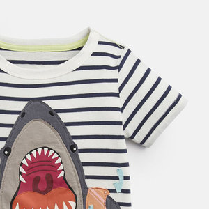 เสื้อยืดแขนสั้นลำลองสำหรับเด็กผู้ชายผ้าคอตตอน100% แห้งเร็วสำหรับฤดูใบไม้ผลิฤดูร้อนการ์ตูนฉลามพิมพ์ลายทางสไตล์ถัก - Product Image 3