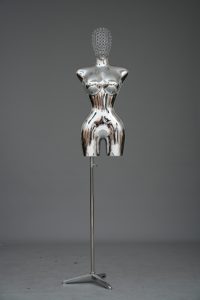 Maniquí de Plástico Cromado Dorado y Plateado, Modelo Afroamericana de Talla Grande con Busto y Trasero Grandes, Estilo de Pie, Parte Superior del Cuerpo, Cabeza y Piernas - Product Image 5