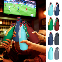 Nouvel arrivage : Support de bière en silicone avec fermeture éclair pour match de football, manchon isotherme antidérapant pour bouteille de bière, garde les boissons au frais avec ouvre-bouteille
