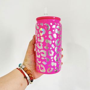 Vaso de Cerveza de Vidrio de Borosilicato Reciclable de 16 oz con Diseño Holográfico de Leopardo/Guepardo y Tapas de Plástico Coloridas - Product Image 4