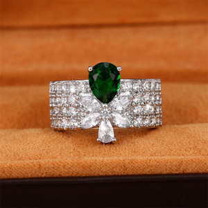 Anello Floreale a Goccia di Lusso per Donne, Gioiello da Dito Scintillante e alla Moda - Product Image 5