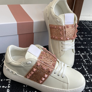 Zapatillas bajas de cuero blanco para mujer con correa plateada con tachuelas y cordones, estilo casual para la calle - Product Image 3
