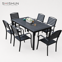 Ensemble de tables et chaises de bistrot modernes en aluminium léger et durable pour l'extérieur, idéal pour les villas, les parcs, les hôtels et les patios.