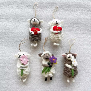 Nepalese fatto a mano in lana di feltro fiore rosso a forma di cuore piccole decorazioni appese in lana portachiavi borse ciondolo regalo - Product Image 1