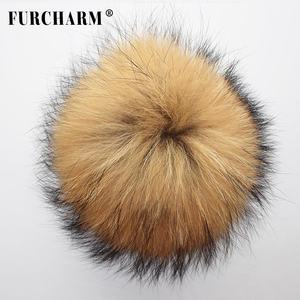 Pompons en fourrure de raton laveur avec bouton pression pour bonnet - Product Image 3