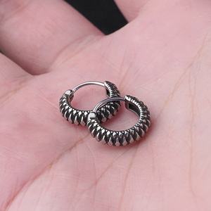 Pendientes de Aro Pequeños Redondos de Acero Inoxidable con Diseño de Vértebra Estilo Punk Vintage Europeo para Colocar sobre la Oreja - Product Image 4