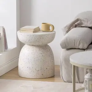 Design minimalista que incorpora linhas retas e bordas curvas criando uma mesa lateral elegante e moderna