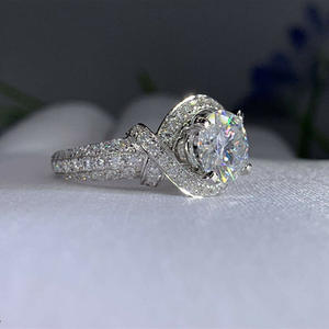 Anello di Fidanzamento Q545 per Donna in Oro Bianco con Diamante Taglio Ovale, Colore D Naturale, Pietra Principale con Diamanti Laterali - Product Image 4