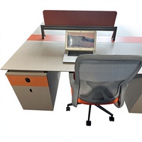 Poste de travail de bureau moderne pour 2 personnes face à face avec panneau de confidentialité en acrylique givré et chemin de câbles intégré